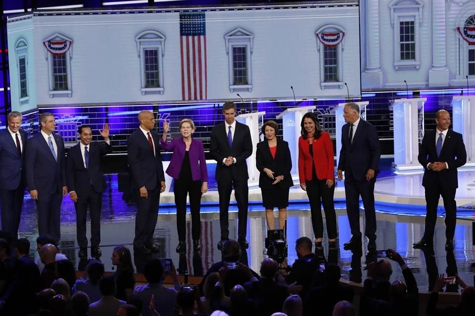 El primer debate entre aspirantes demócratas se lleva a cabo en Miami.