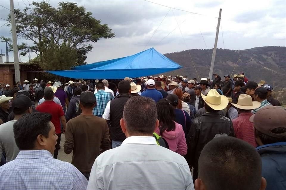 Campesinos han realizado bloqueos carreteros en Guerrero en demanda de la entrega pronta de fertilizantes.