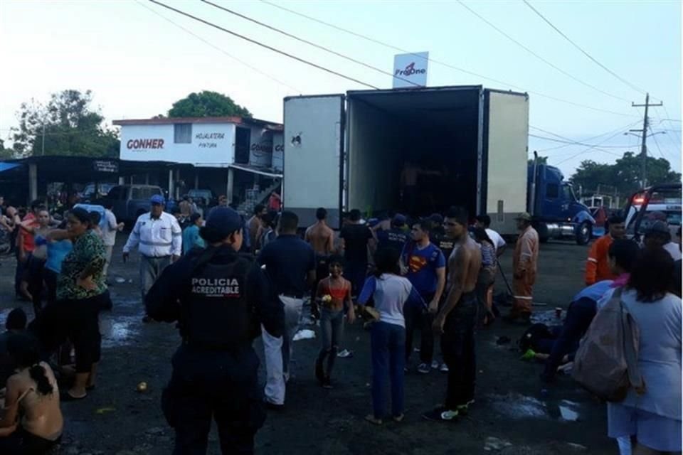 Sedena y PF aseguraron a 134 migrantes que fueron abandonados adentro de la caja de un tráiler en Ozuluama, Veracruz.