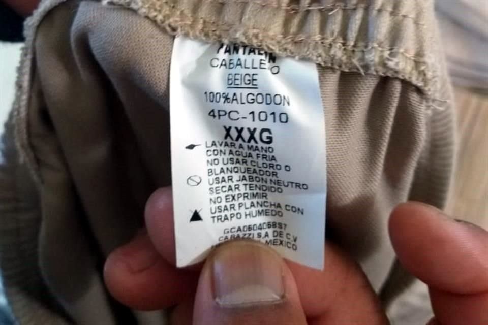 De acuerdo con fotografías compartidas en redes sociales, y a REFORMA, a elementos habilitados como agentes migratorios les repartieron uniformes extra grandes, talla XXXG.