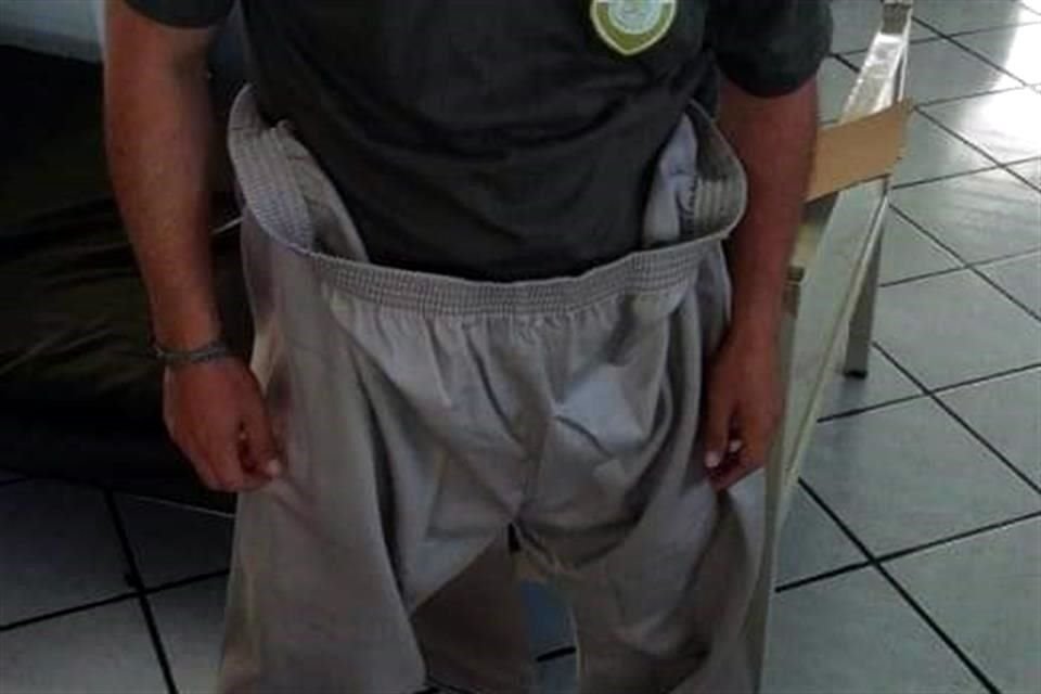 En las imágenes se observa que algunos agentes tienen que usar cordones o lazos para amarrarse el pantalón a la cintura, a pesar de que éste tiene resorte, pues les queda extra grande.