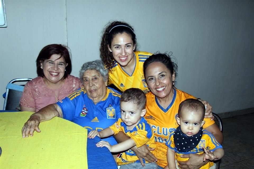 Natalia del Real, Hermila Vega, Lizzy Amaya, Betty del Real, Pablo Rodríguez y Matías Rodríguez