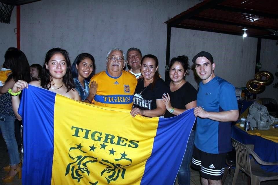 Lesly Amaya, Litzy Amaya, Roberto del Real, Rodolfo del Real, Selene Seyde, Karen Amaya y Rodolfo Posadas