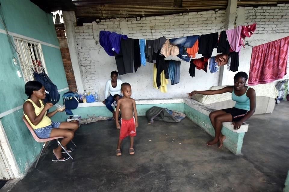 Una familia de haitianos vive en condiciones precarias en una vivienda en la que pagan 250 pesos mensuales cada uno.