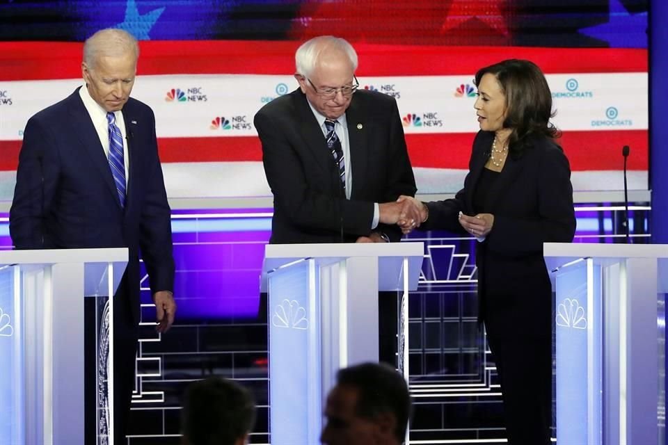 La senadora Kamala Harris (der.) fue percibida por muchos comentaristas como la gran triunfadora del debate.