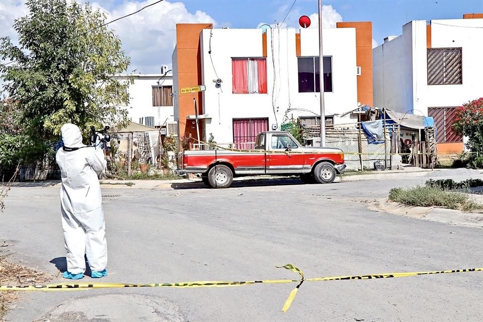 Un perito busca evidencias frente a la casa en la que fue asesinado Raymundo Espinoza Camacho.