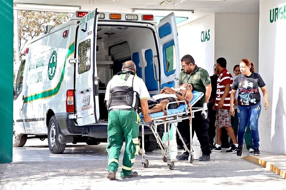 Juan Rodolfo Pecina Parra es auxiliado tras ser baleado cuando viajaba en su motocicleta.