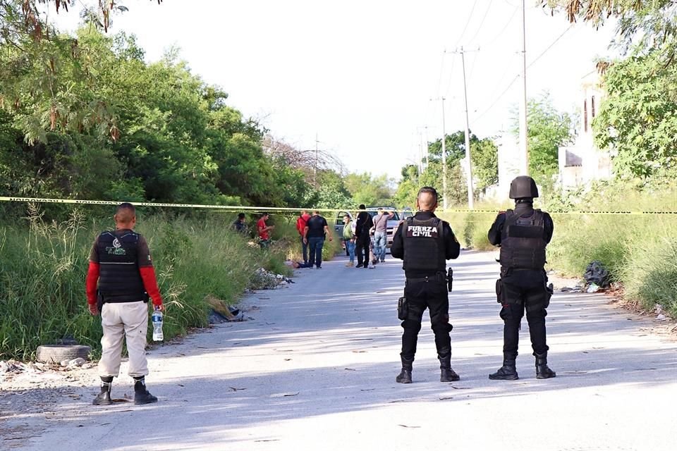 El área en la que fue encontrado un cuerpo maniatado y con huellas de tortura fue acordonada por policías.