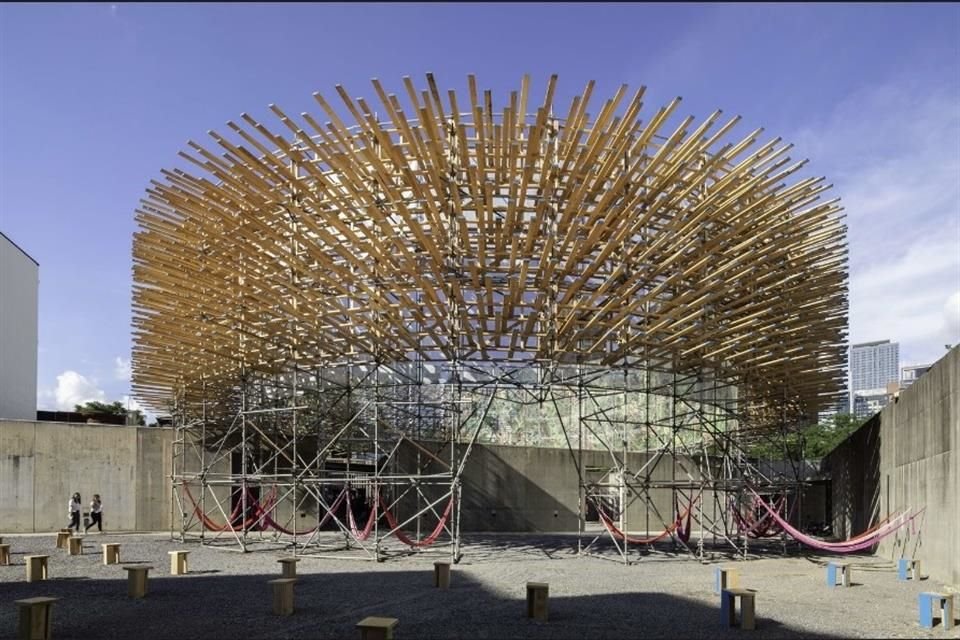 Por su panorámica circular, la instalación ofrece una experiencia visual de 360 grados.