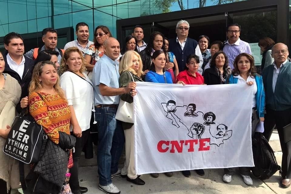 Los agremiados de la CNTE emitieron un comunicado firmado como el último que se escribirá como 'grupo de cesados por oponernos a la mal llamada 'reforma educativa' de las políticas neoliberales'.