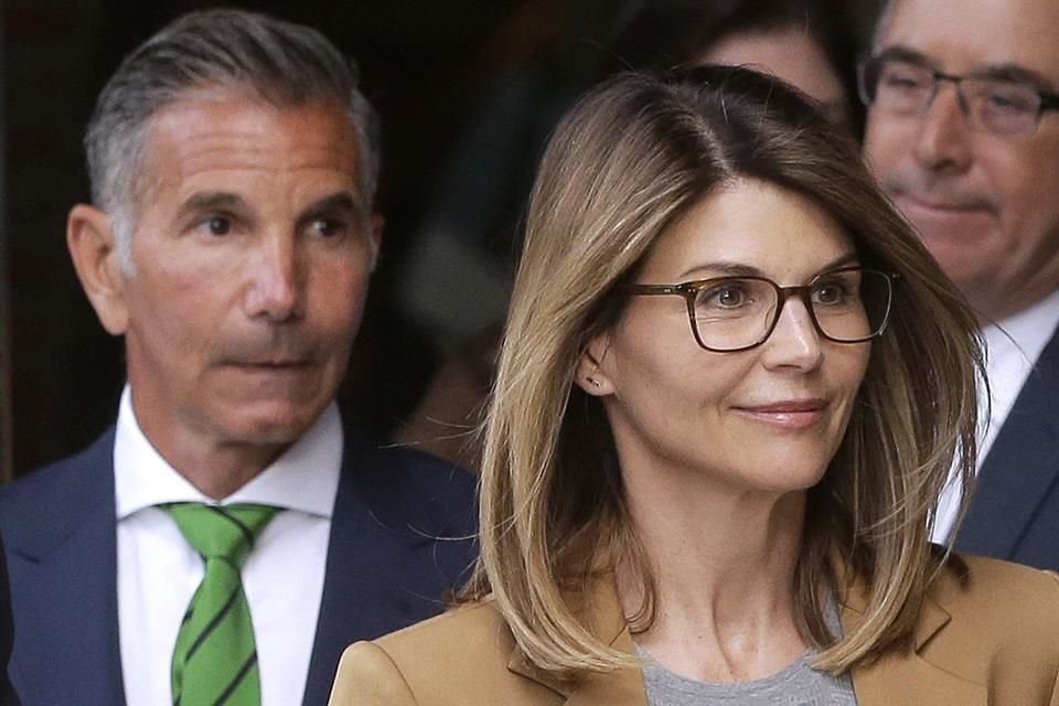 Mossimo Giannuli y Lori Loughlin piden seguir con su equipo legal ya que es el que ha representado a Giannuli desde hace 20 años.