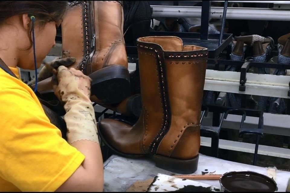 El zapato hecho con piel es el más fabricado en México.