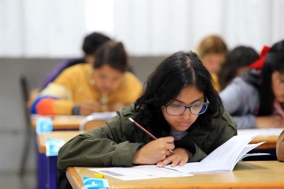 Para presentar la prueba, agregó, los aspirantes deberán llevar su comprobante de registro y el documento que avala su bachillerato concluido para verificar el promedio final obtenido.
