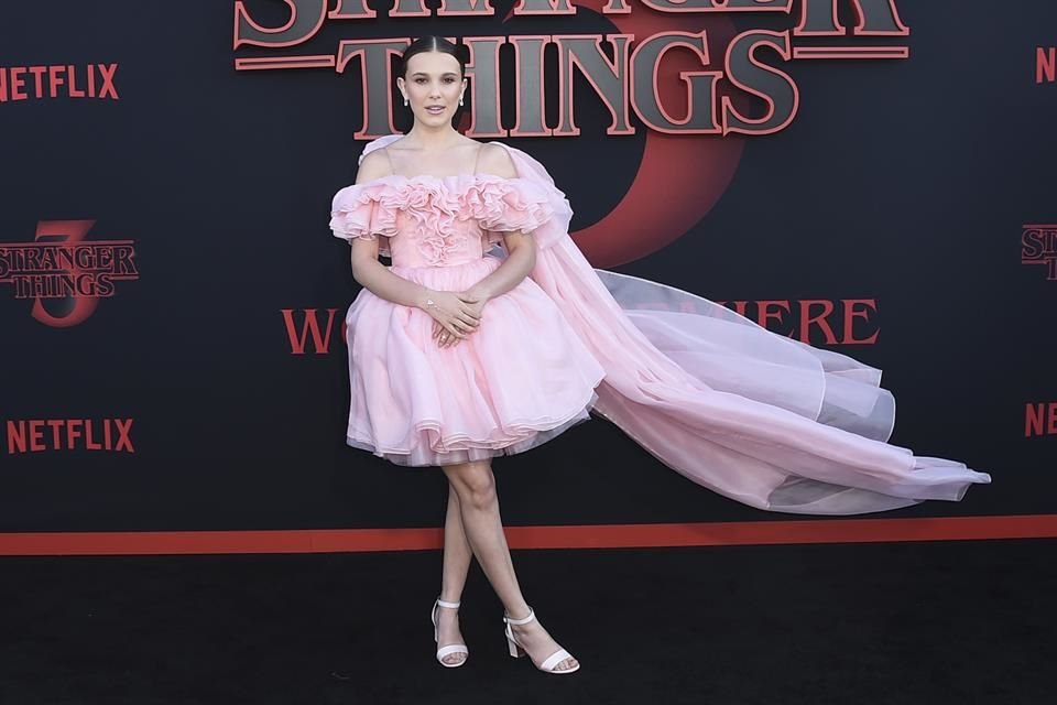 Millie Bobby Brown, quien encarna a Once, resplandeció con un diseño Rodarte que combinó con unos zapatos de Tabitah Simmons.