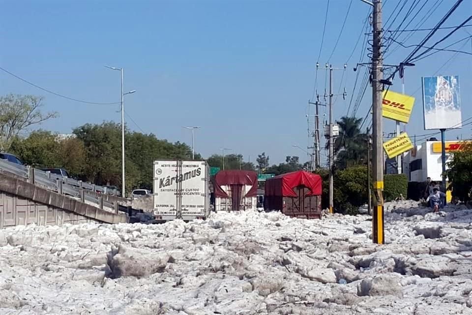 Varios vehículos de carga quedaron varados.