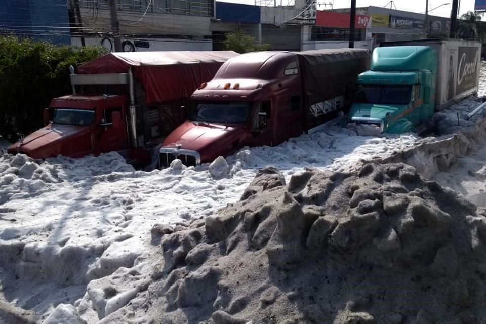 La granizada que cayó en Tlaquepaque dejó varados a varios camiones de carga.