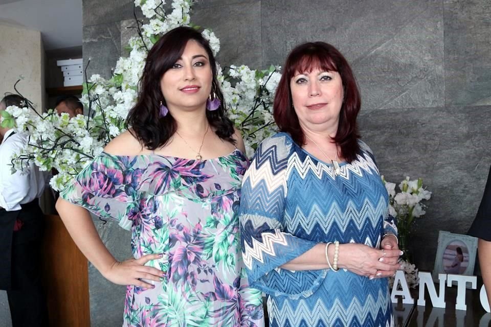 Verónica Martínez de Hernández y Lidia Martínez de Martínez, cuñadas