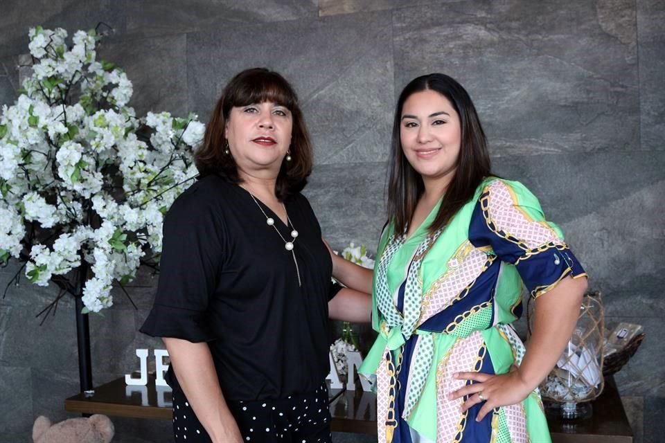 Angeles Martínez de Martínez y Consuelo Martínez de Garza, cuñadas