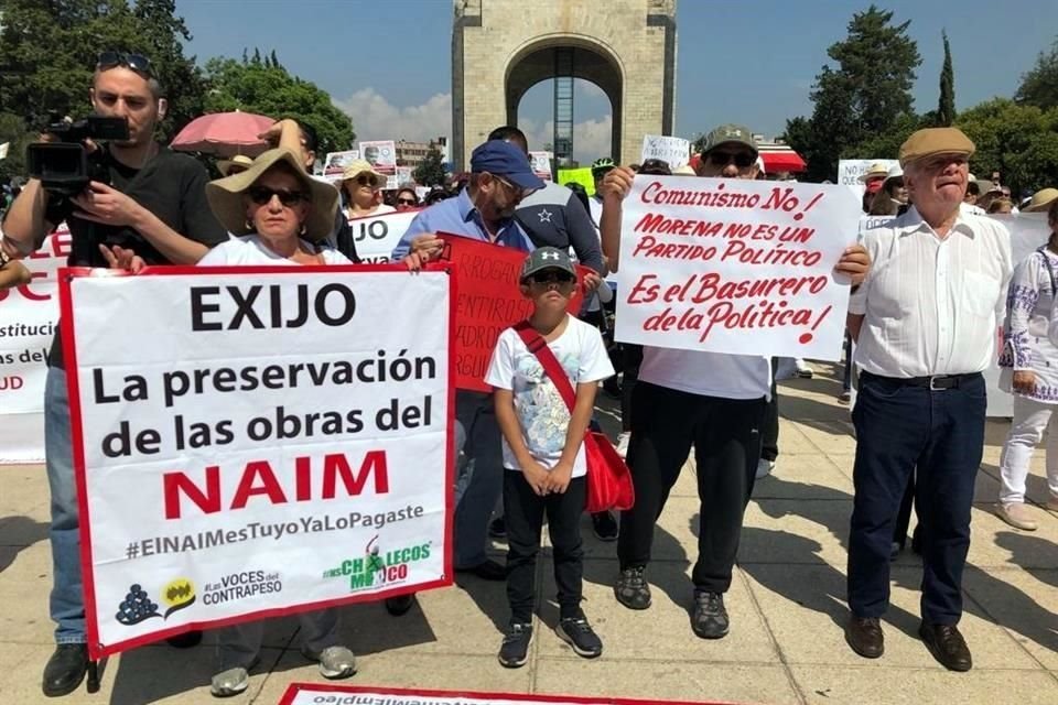 Los manifestantes portan pancartas en su recorrido hacia el Zócalo capitalino.