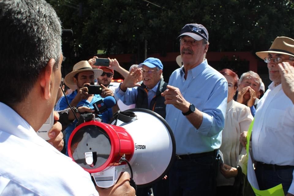 Ante la negativa de Fox, otras dos personas más que se dijeron organizadores le indicaron que la protesta no iniciaría hasta que el ex Presidente se retirara.