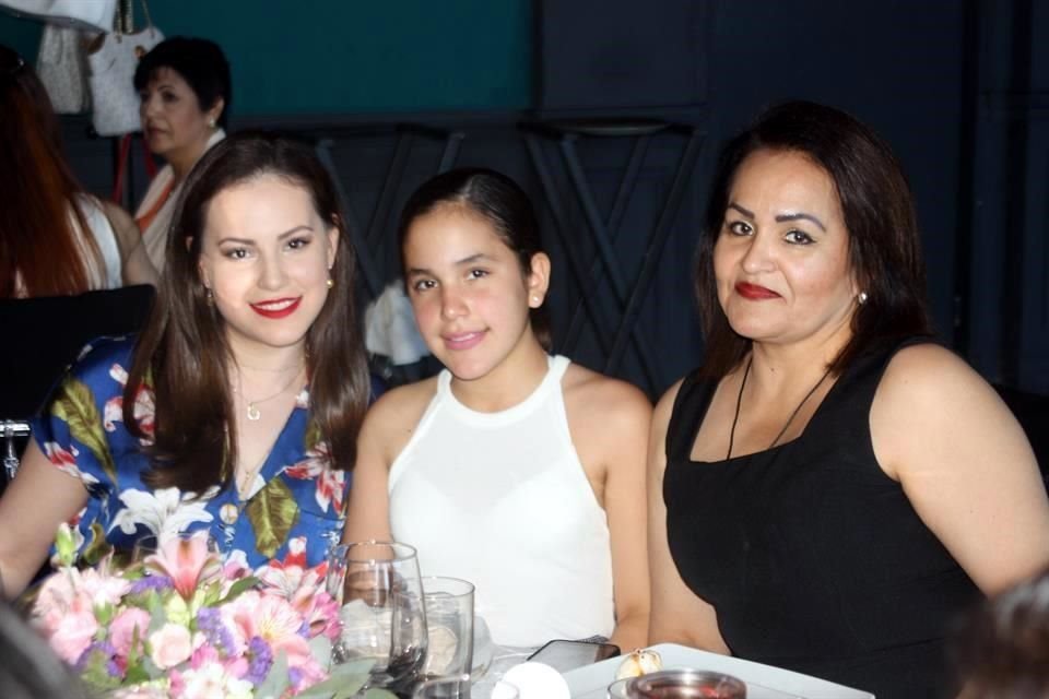Natllely y Fátima González y Patricia Ibarra