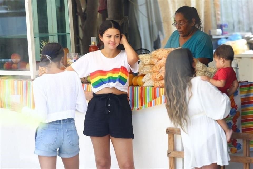 La intérprete fue captada este domingo en Punta Mita, Nayarit.
