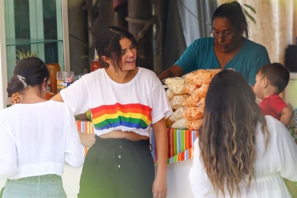 La actriz portaba una playera con colores de la bandera gay.