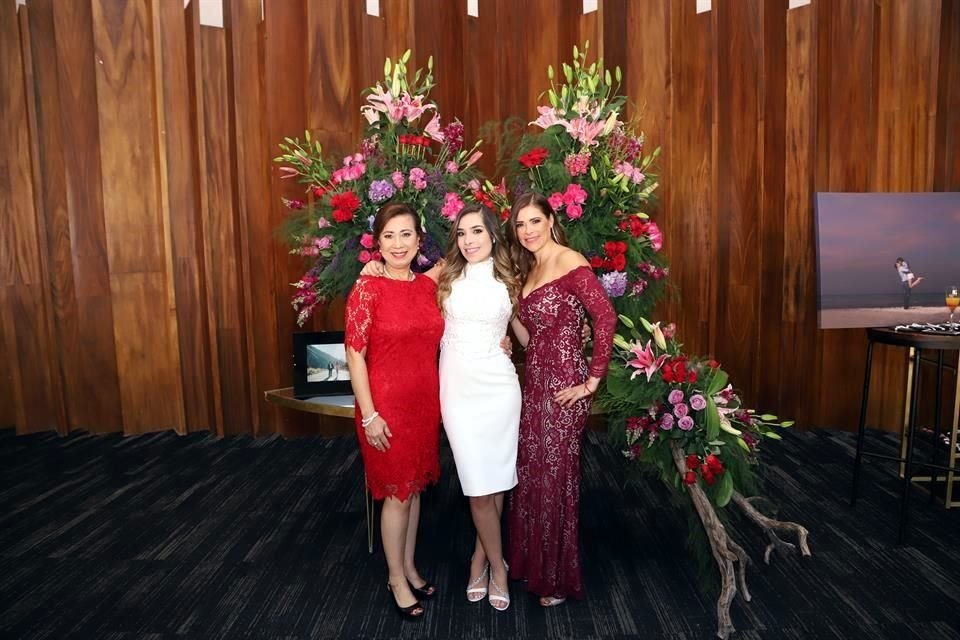 ORGANIZADORAS JUNTO A LA FESTEJADA Clarita Pulido de Villaseñor, Annie González Gómez y Alejandra Gómez de González