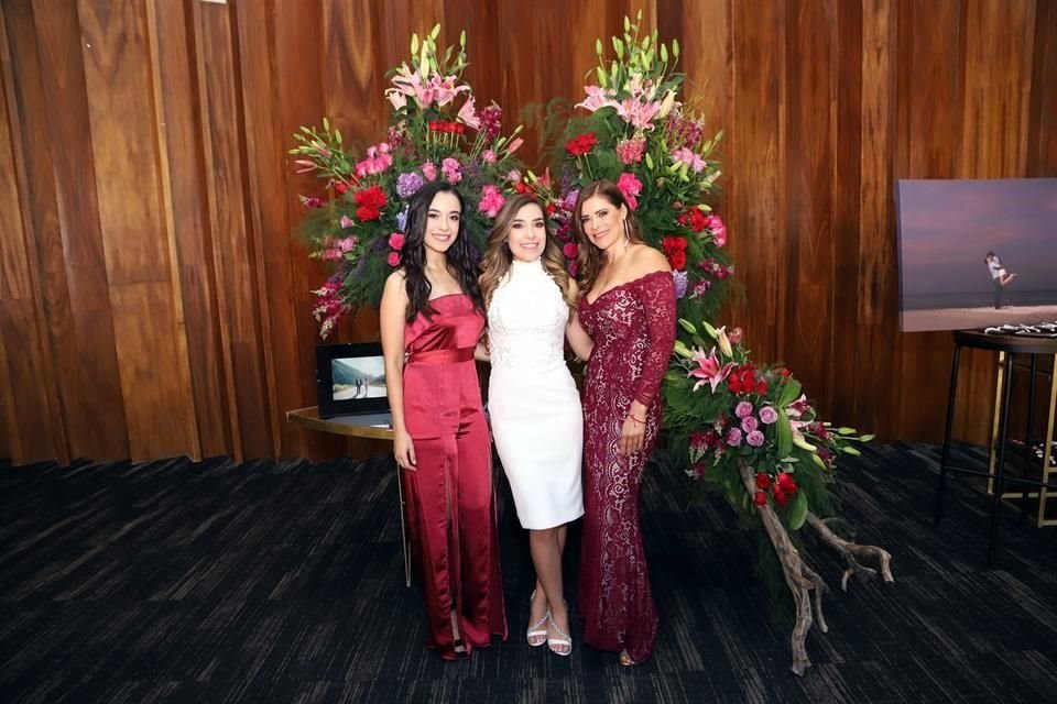 Itzel González, Annie González Gómez y Alejandra Gómez de González
