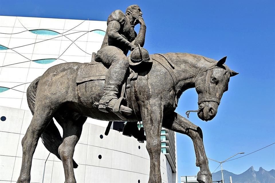 El monumento ecuestre de Luis de Carvajal y de la Cueva, primer Gobernador del Nuevo Reino de León (hoy Nuevo León). La escultura se ubica en la Avenida Constitución.