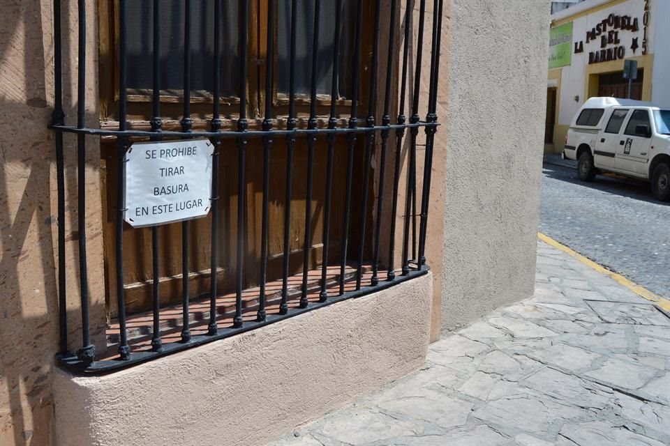 En los protectores colocan letreros que son ignorados.