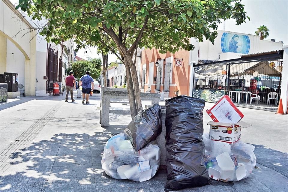  Cada domingo las calles del Barrio Antiguo amanecen con la basura que generan los negocios y los clientes que acuden a ellos.