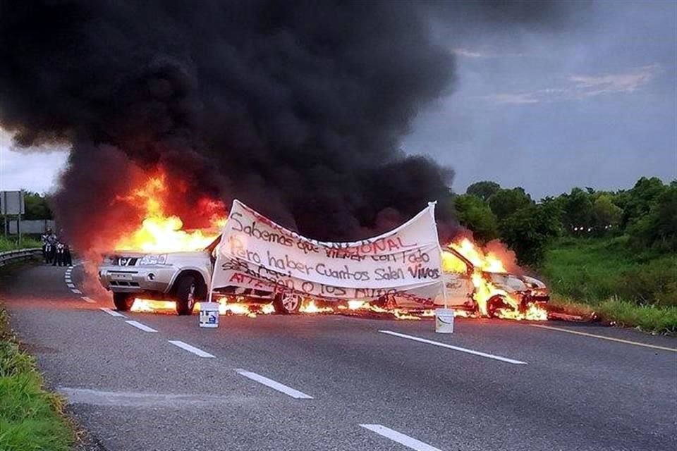 El incendio de vehículos y bloqueo se registró a la altura del punto conocido como La Majahual.