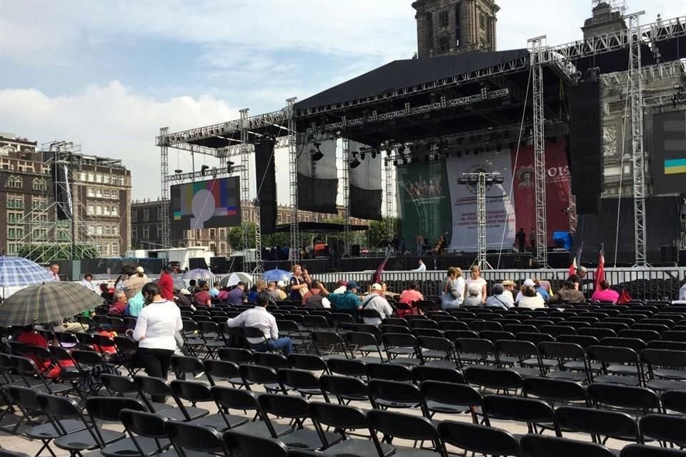 Personas de entidades como Guanajuato, Chiapas y Tabasco han comenzado a ocupar las filas cercanas al escenario.