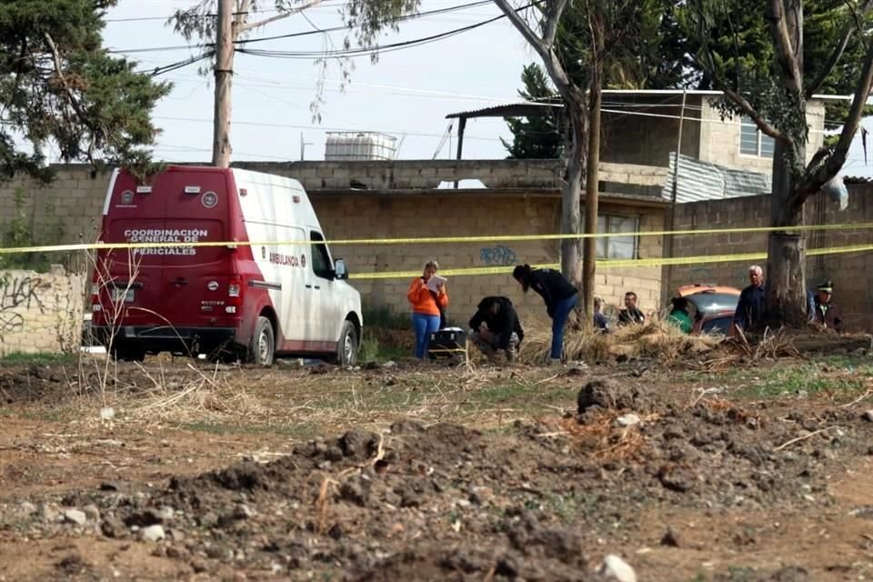 Tres hombres y dos mujeres fueron localizados sin vida en un descampado de la Col. El Tráfico Segunda Sección, en Nicolás Romero; presentaban impactos de arma de fuego y signos de violencia.
