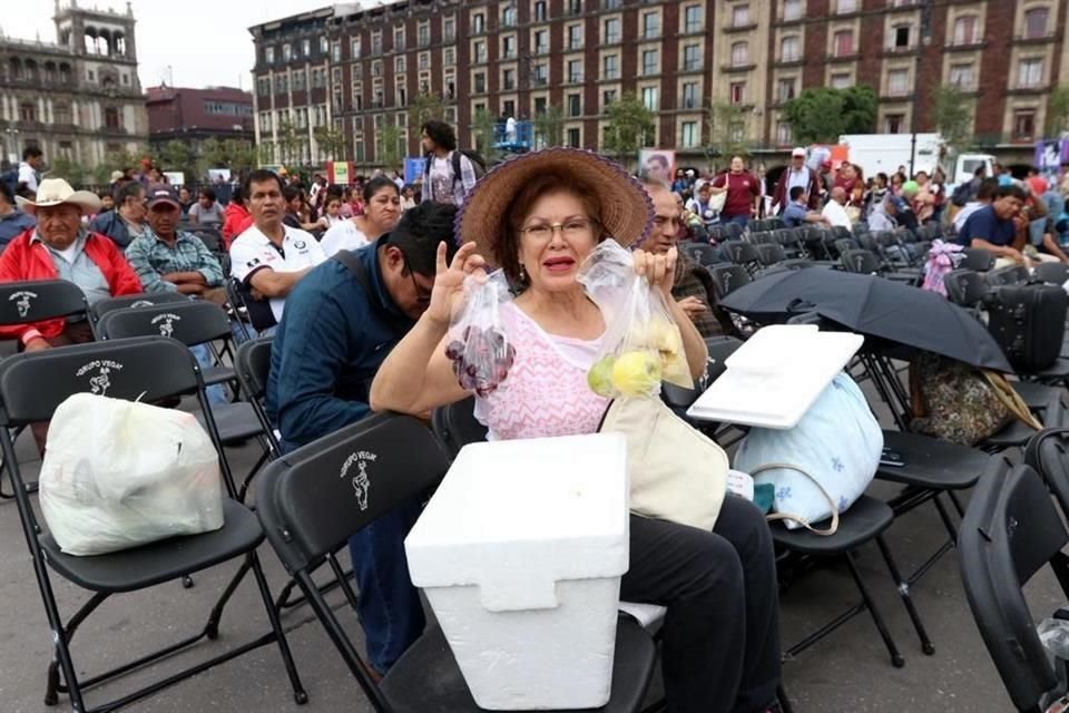 Ciudadanos comenzaron a llegar al Zócalo de la CDMX para el evento cultural y mensaje de AMLO a un año de su victoria electoral.