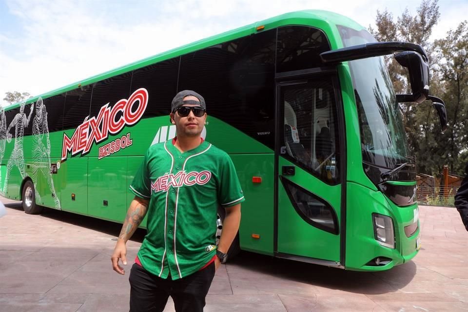 Juan Carlos Gamboa, pelotero de las Diablos Rojos del México, posó junto al nuevo transporte.