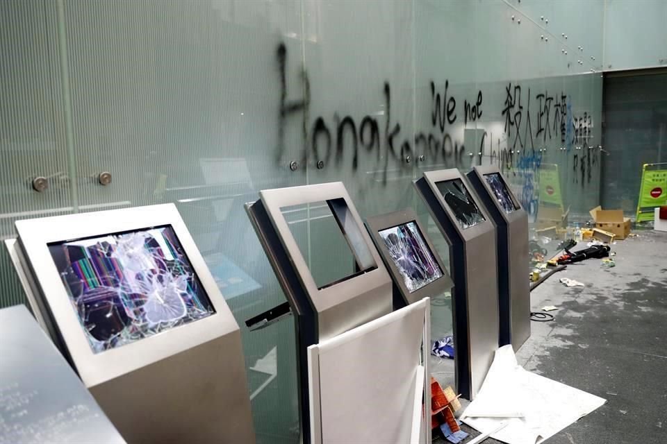Monitores de pantallas táctiles rotas se ven dentro del edificio del Consejo Legislativo después de que los manifestantes tomaron el edificio en el aniversario de la entrega de Hong Kong a China.