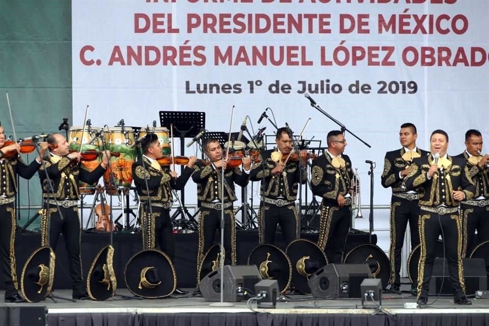 Mariachi de la Sedena ameniza previo al mensaje del Presidente.