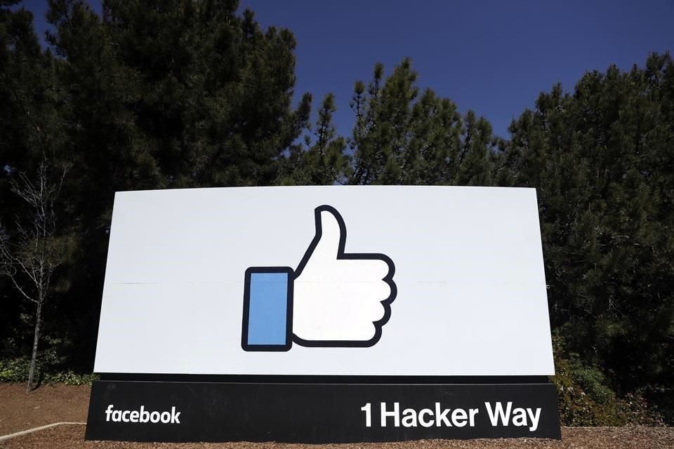 Logo de Facebook en la entrada de las oficinas corporativas en Menlo Park, California.