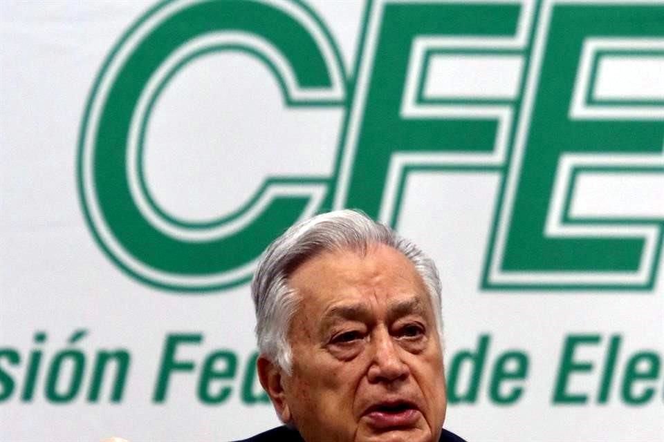 Bartlett señaló que un sistema oligárquico emprendió un 'atraco' a la CFE.