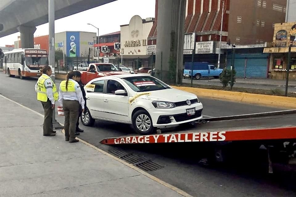  Elementos de la Agencia Estatal de Transporte y policías decomisaron unidades Uber frente a la Central de Autobuses.