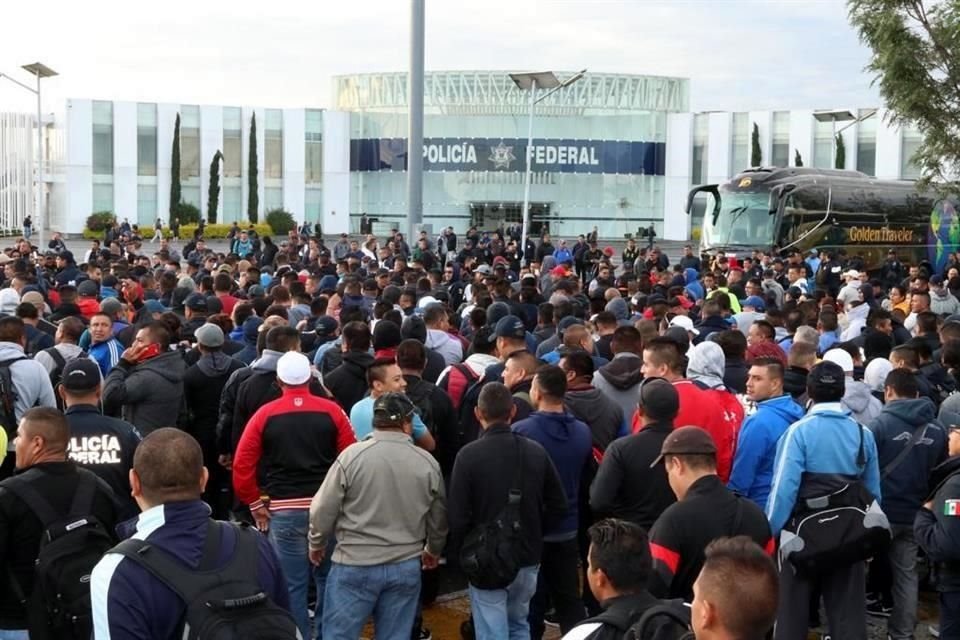 Elementos de la Policía Federal tomaron la sede de la corporación en Iztapalapa en protesta por ser incorporados a la Guardia Nacional.