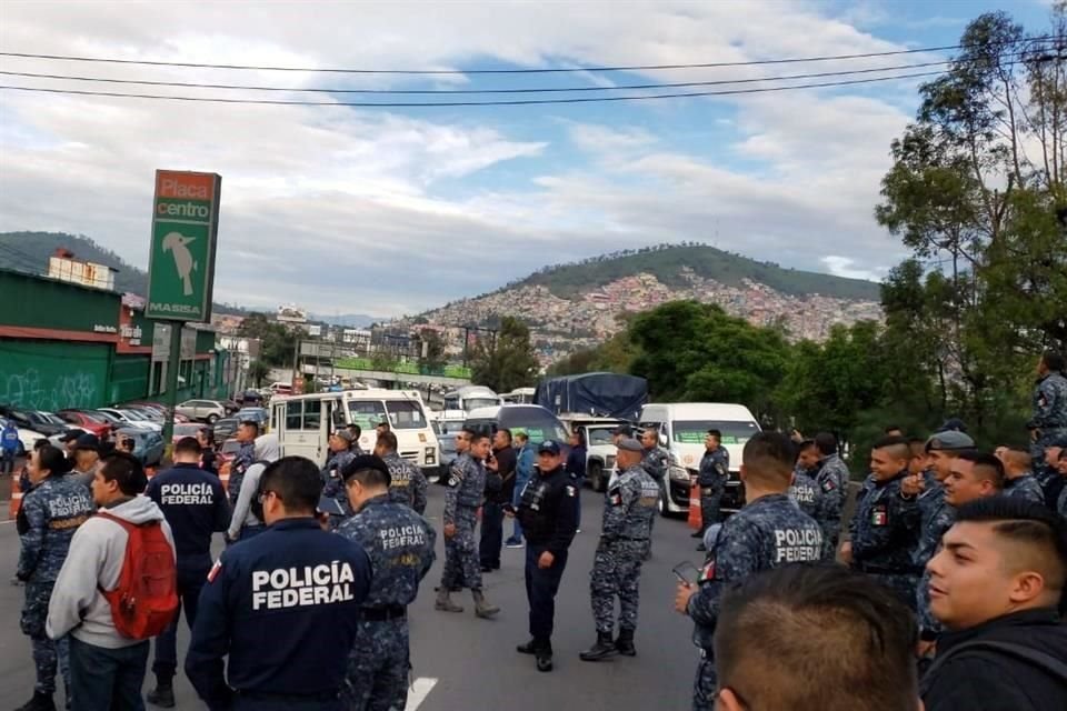 Los federales colocaron trafitambos y piedras para impedir la circulación vehicular.