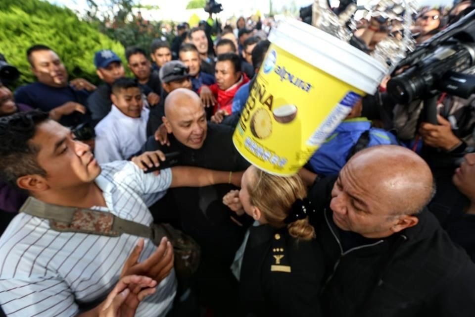 PFs que tomaron cuartel de la corporación en protesta por ser incorporados a la Guardia agredieron a su Jefa, quien les pedía diálogo.