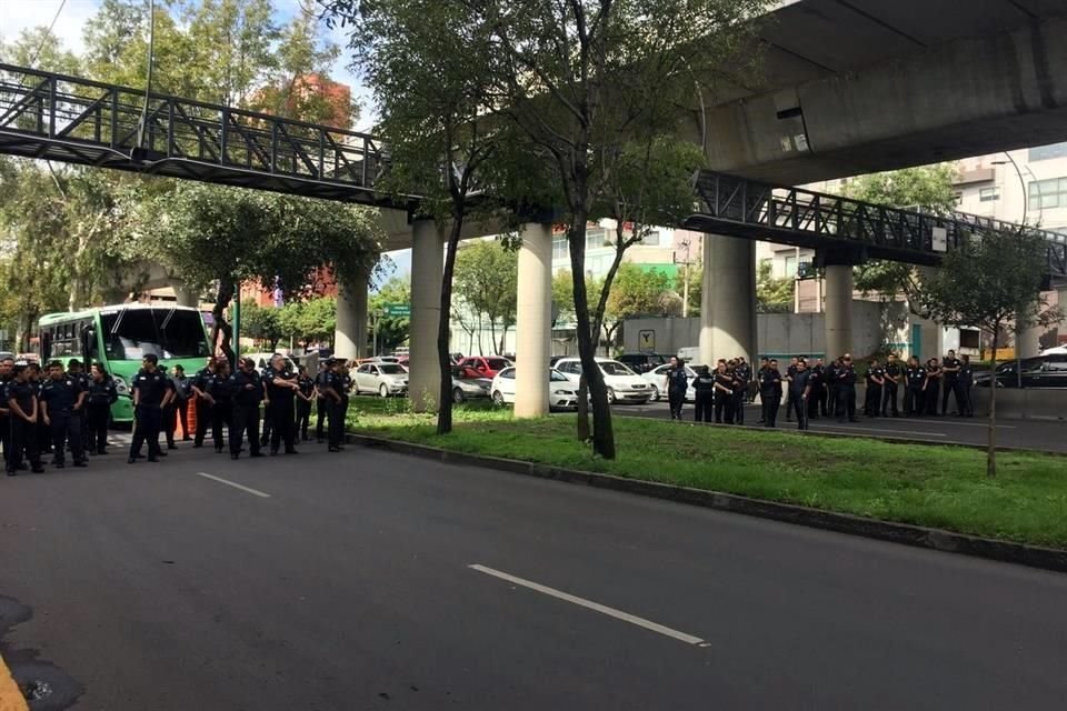 Policías federales bloquean el Periférico Sur en el sentido al norte.