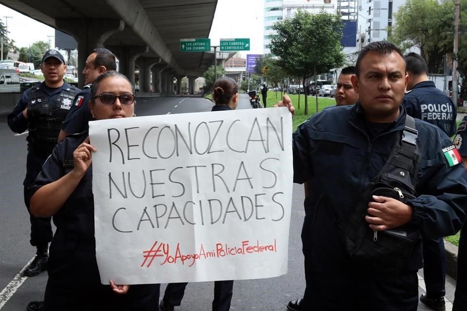 Los federales mantienen sesiones para evaluar en paro en el Centro de Mando de Iztapalapa, Constituyentes, Moneda y San Juanico, de acuerdo con federales consultados por REFORMA.