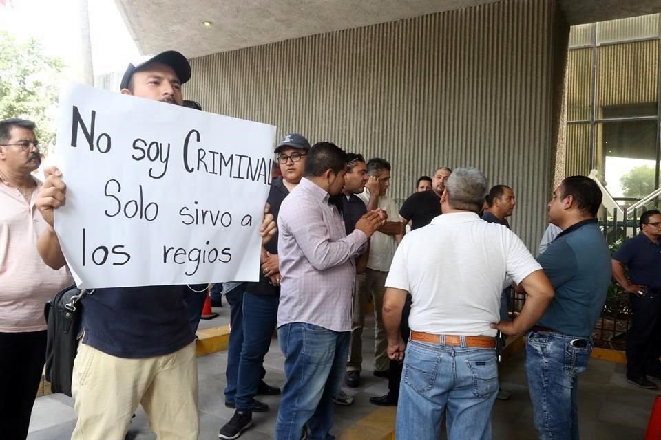 Choferes protestaron en el Congreso y en la Agencia Estatal del Transporte para exigir frenar los operativos en su contra,.