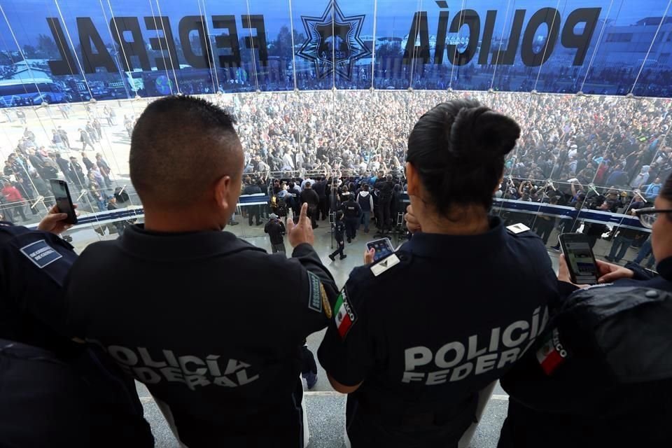 En el Centro de Mando en Iztapalapa se vivió la protesta más nutrida del día de ayer cuando los agentes federales se rebelaron contra su traspaso a las filas de la Guardia Nacional.