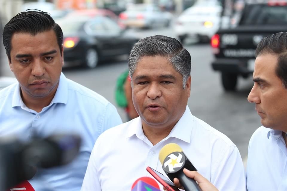 En rueda de prensa, el Senador Víctor Fuentes y los Diputados Alfonso Robledo y Jesús Nava, informaron del periodo de gracia para los conductores.